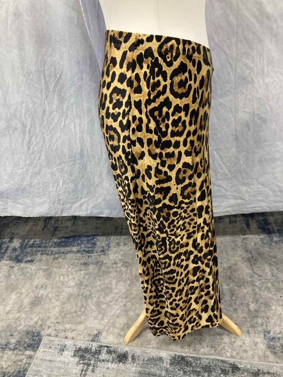 Lot 315  
            Edinburgh SR20 - Delivery Only 

                
PACO RABANNE ANIMAL PRINT SKIRT NO SIZE: LOCATION - RAIL 1