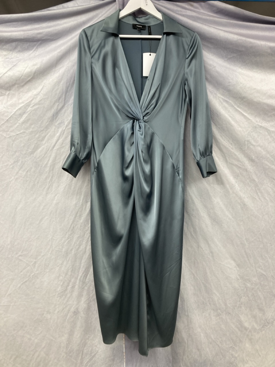 Lot 318  
            Edinburgh SR20 - Delivery Only 

                
THEORY MIDI TWISTED DETAIL COLLARED LONG SLEEVE DRESS IN BLUE SATIN SIZE 6: LOCAT...