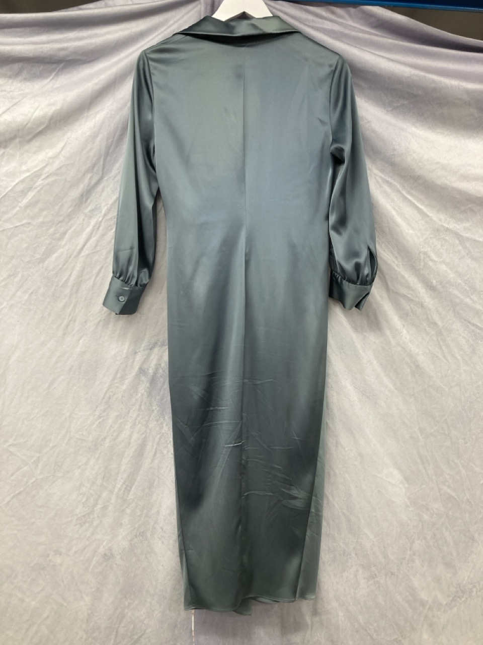 Lot 318  
            Edinburgh SR20 - Delivery Only 

                
THEORY MIDI TWISTED DETAIL COLLARED LONG SLEEVE DRESS IN BLUE SATIN SIZE 6: LOCAT...