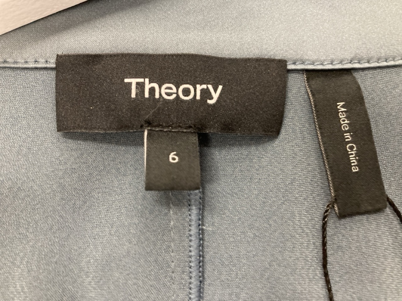 Lot 318  
            Edinburgh SR20 - Delivery Only 

                
THEORY MIDI TWISTED DETAIL COLLARED LONG SLEEVE DRESS IN BLUE SATIN SIZE 6: LOCAT...