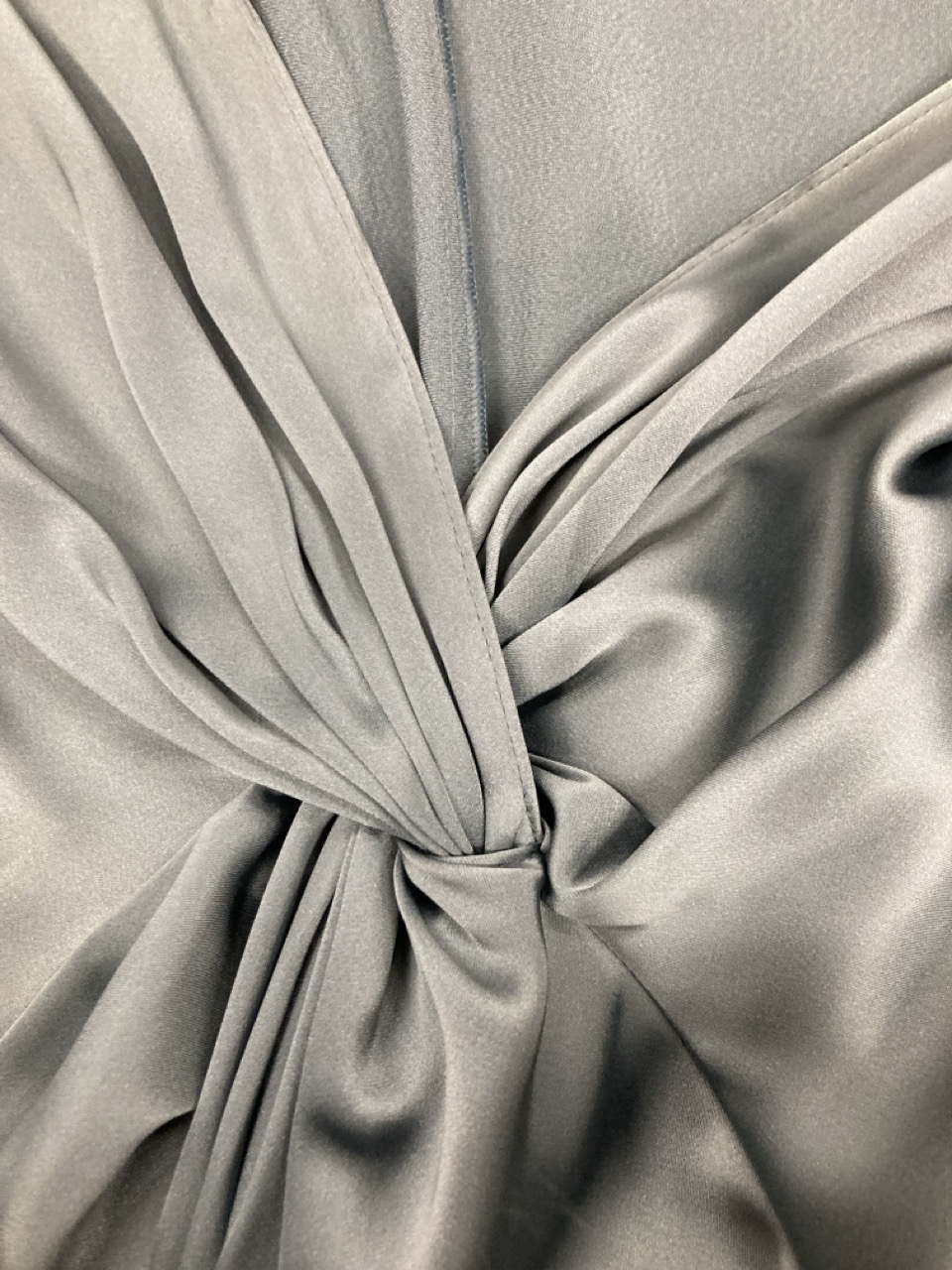 Lot 318  
            Edinburgh SR20 - Delivery Only 

                
THEORY MIDI TWISTED DETAIL COLLARED LONG SLEEVE DRESS IN BLUE SATIN SIZE 6: LOCAT...