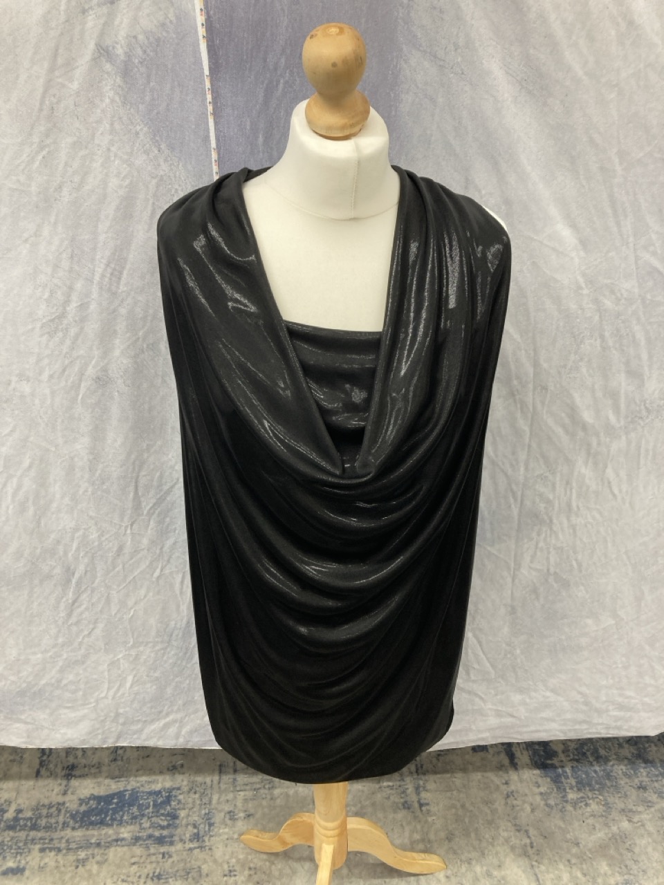 Lot 319  
            Edinburgh SR20 - Delivery Only 

                
DIANE VON FURSTENBERG MINI COWL NECK DRESS IN BLACK POLYESTER SIZE 4: LOCATION - ...