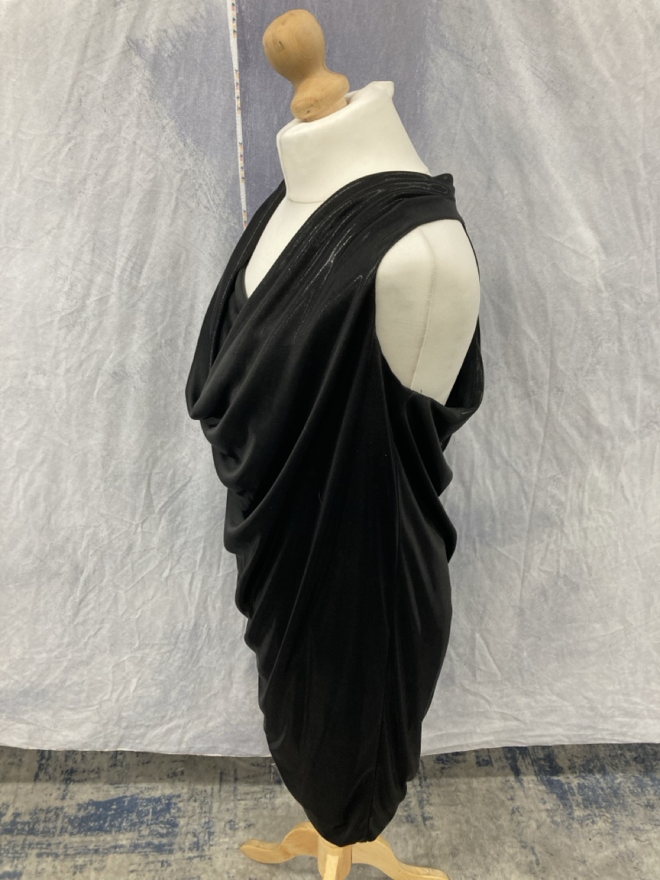 Lot 319  
            Edinburgh SR20 - Delivery Only 

                
DIANE VON FURSTENBERG MINI COWL NECK DRESS IN BLACK POLYESTER SIZE 4: LOCATION - ...