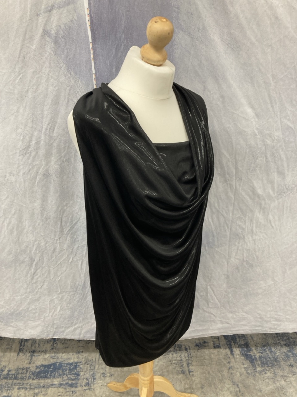 Lot 319  
            Edinburgh SR20 - Delivery Only 

                
DIANE VON FURSTENBERG MINI COWL NECK DRESS IN BLACK POLYESTER SIZE 4: LOCATION - ...