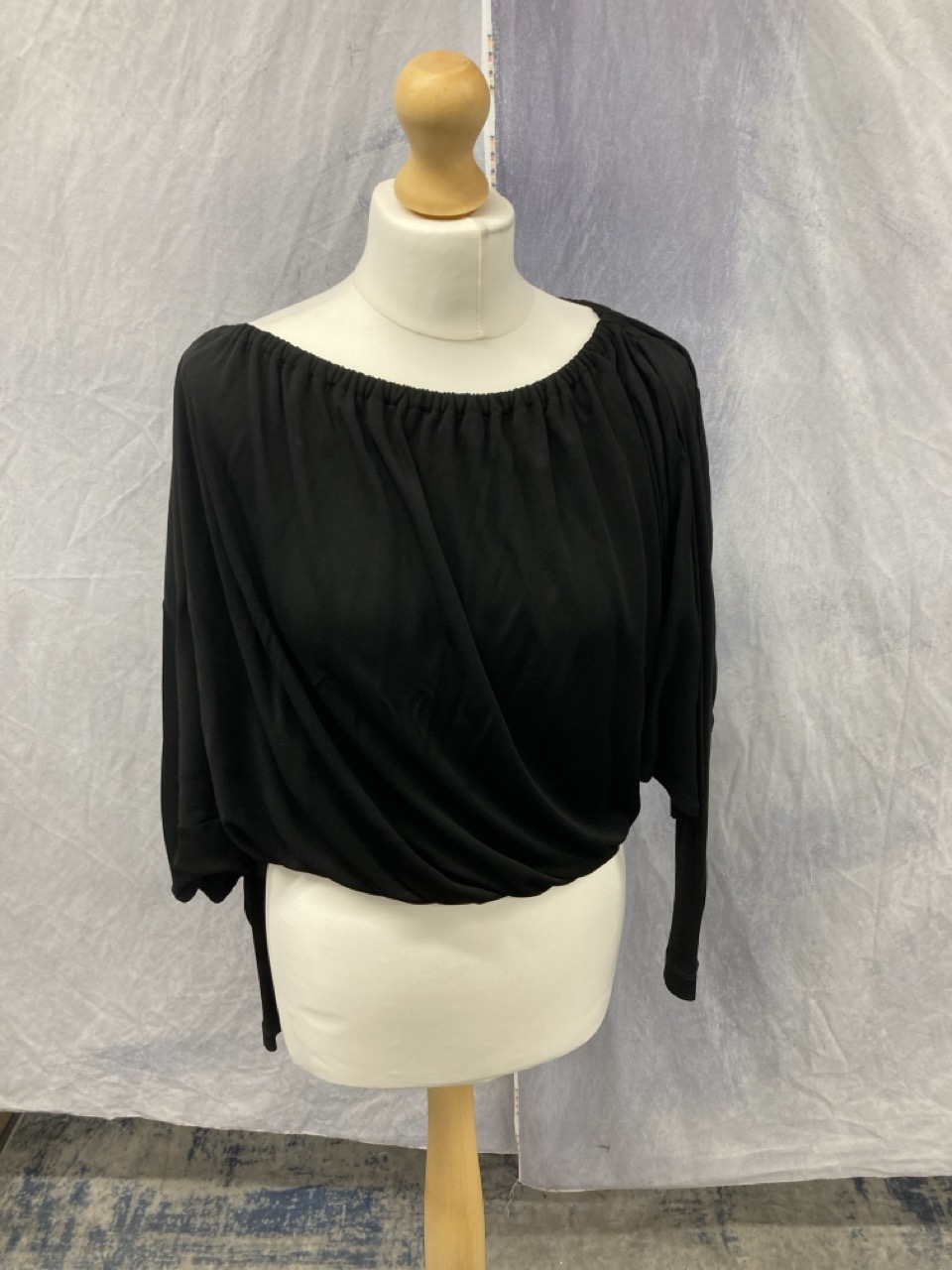 Lot 320  
            Edinburgh SR20 - Delivery Only 

                
MICHAEL KORS OFF THE SHOULDER BLOUSE IN BLACK COTTON NO SIZE : LOCATION - RAIL 1