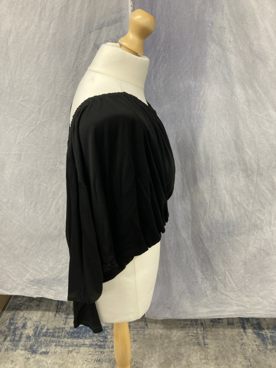 Lot 320  
            Edinburgh SR20 - Delivery Only 

                
MICHAEL KORS OFF THE SHOULDER BLOUSE IN BLACK COTTON NO SIZE : LOCATION - RAIL 1