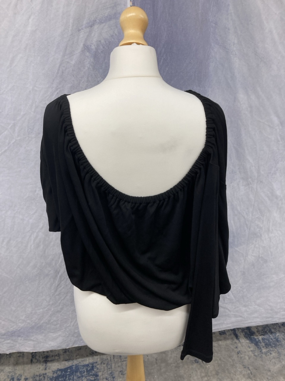Lot 320  
            Edinburgh SR20 - Delivery Only 

                
MICHAEL KORS OFF THE SHOULDER BLOUSE IN BLACK COTTON NO SIZE : LOCATION - RAIL 1