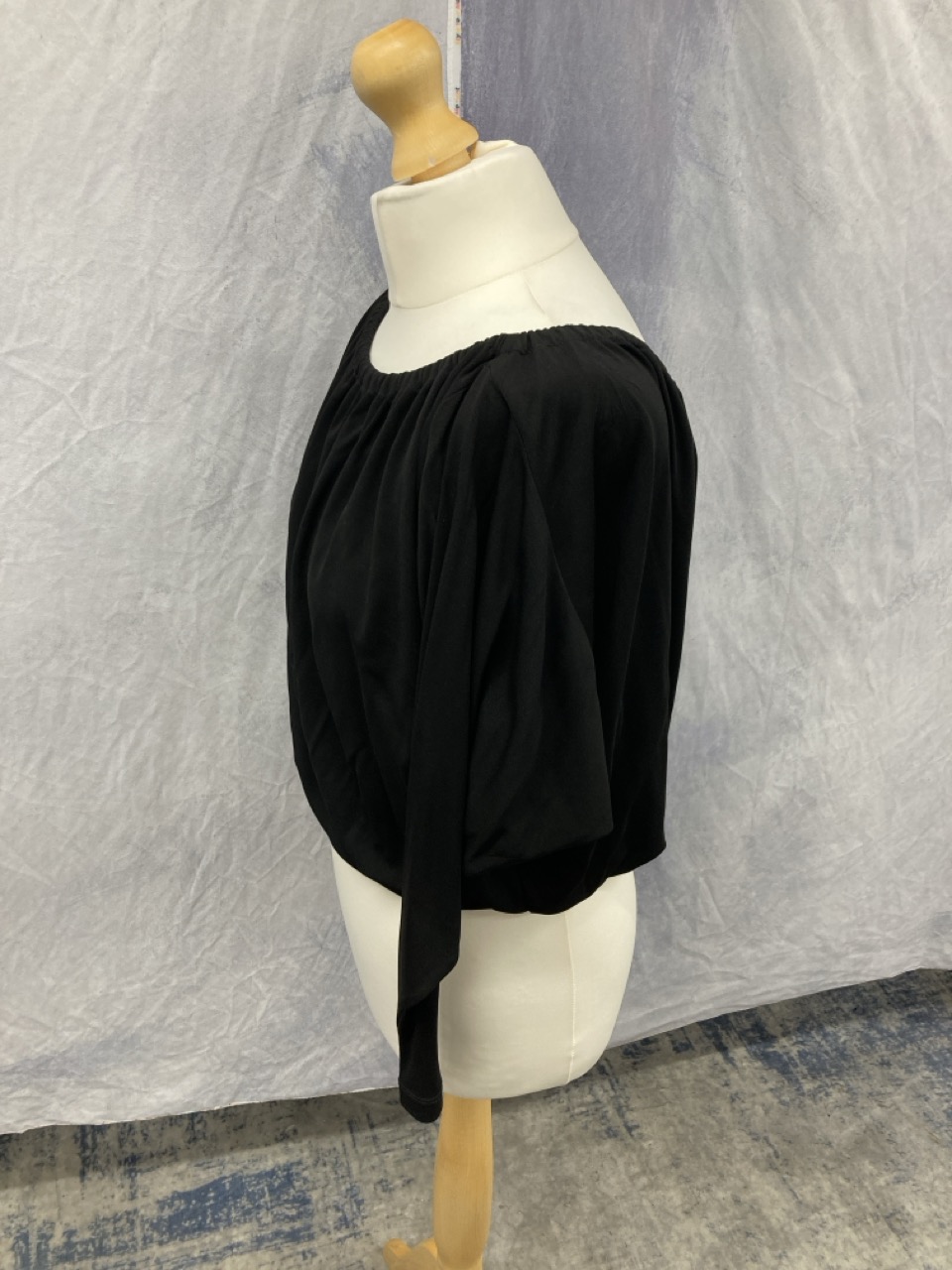 Lot 320  
            Edinburgh SR20 - Delivery Only 

                
MICHAEL KORS OFF THE SHOULDER BLOUSE IN BLACK COTTON NO SIZE : LOCATION - RAIL 1