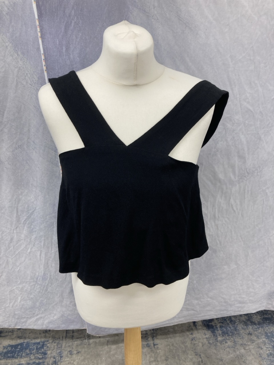 Lot 321  
            Edinburgh SR20 - Delivery Only 

                
SANDRO PARIS RIGOLO MINI DRESS IN BLACK VISCOSE SIZE 1: LOCATION - RAIL 1