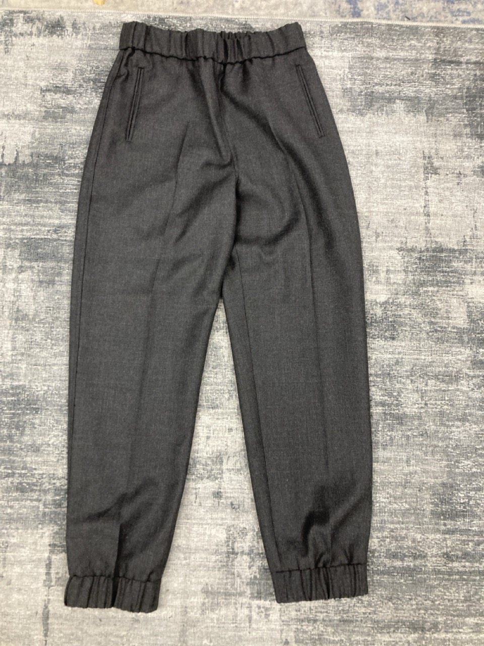 Lot 322  
            Edinburgh SR20 - Delivery Only 

                
GANNI CUFFED PANTS IN BLACK WOOL SIZE 36: LOCATION - RAIL 1