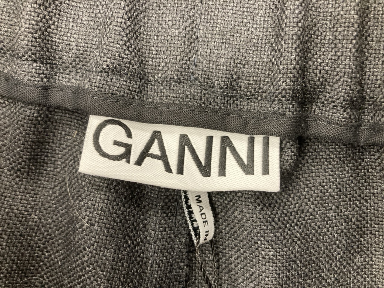 Lot 322  
            Edinburgh SR20 - Delivery Only 

                
GANNI CUFFED PANTS IN BLACK WOOL SIZE 36: LOCATION - RAIL 1