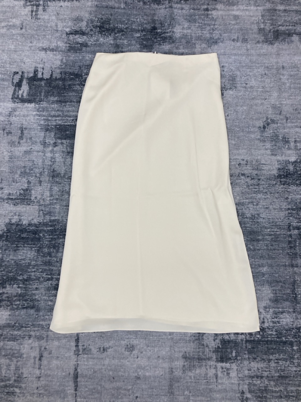 Lot 323  
            Edinburgh SR20 - Delivery Only 

                
THEORY CREAM SILK SKIRT SIZE 0: LOCATION - RAIL 1