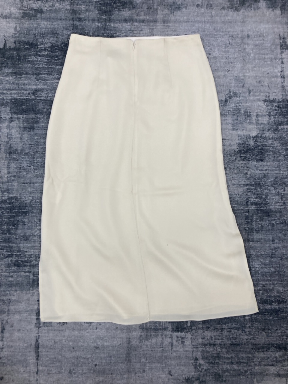 Lot 323  
            Edinburgh SR20 - Delivery Only 

                
THEORY CREAM SILK SKIRT SIZE 0: LOCATION - RAIL 1