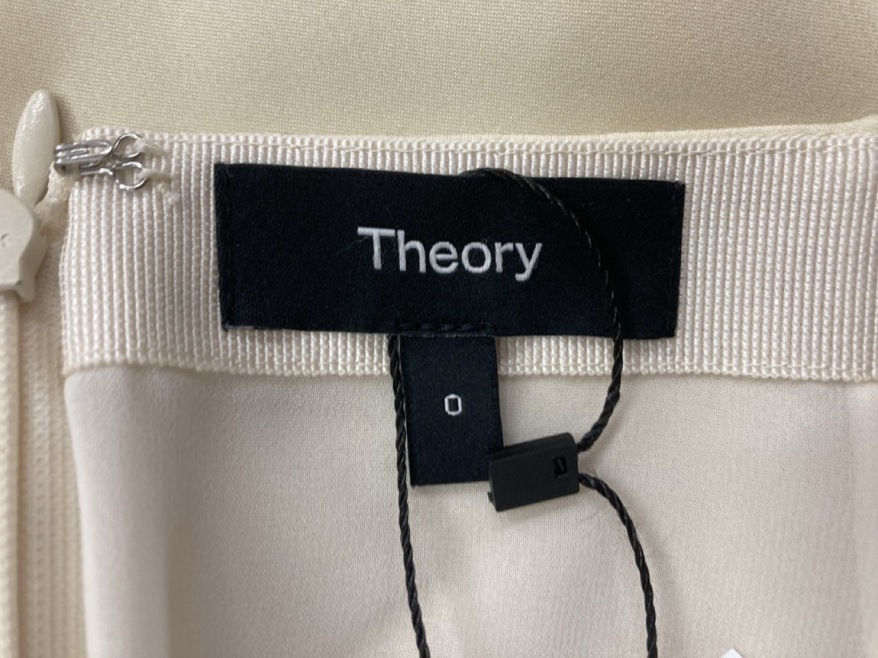 Lot 323  
            Edinburgh SR20 - Delivery Only 

                
THEORY CREAM SILK SKIRT SIZE 0: LOCATION - RAIL 1