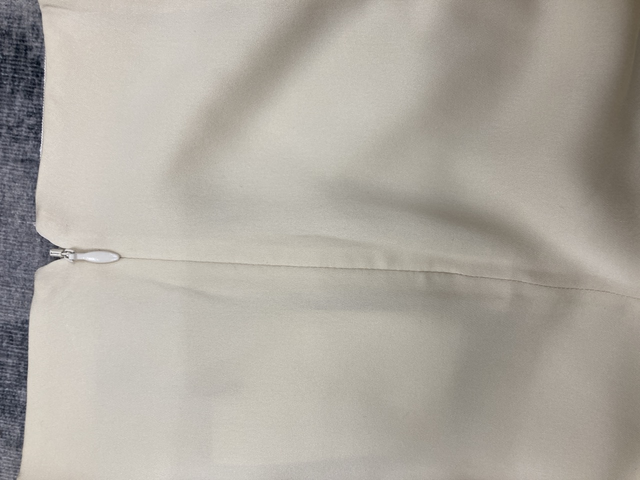 Lot 323  
            Edinburgh SR20 - Delivery Only 

                
THEORY CREAM SILK SKIRT SIZE 0: LOCATION - RAIL 1