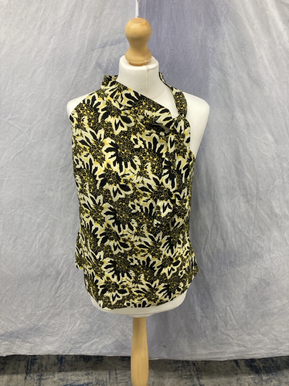 Lot 324  
            Edinburgh SR20 - Delivery Only 

                
ETRO HALTER FLORAL PRINT BLOUSE IN YELLOW SILK SIZE 44: LOCATION - RAIL 1