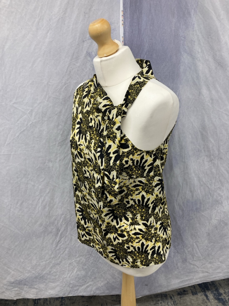 Lot 324  
            Edinburgh SR20 - Delivery Only 

                
ETRO HALTER FLORAL PRINT BLOUSE IN YELLOW SILK SIZE 44: LOCATION - RAIL 1