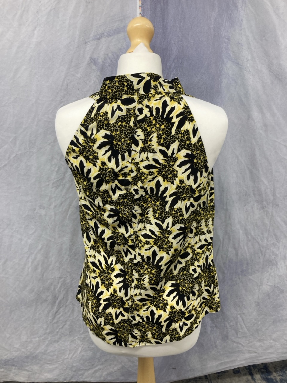 Lot 324  
            Edinburgh SR20 - Delivery Only 

                
ETRO HALTER FLORAL PRINT BLOUSE IN YELLOW SILK SIZE 44: LOCATION - RAIL 1