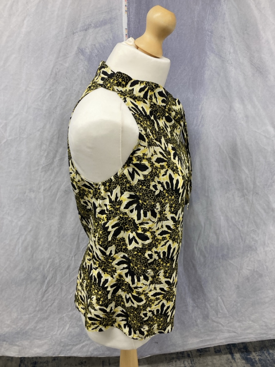 Lot 324  
            Edinburgh SR20 - Delivery Only 

                
ETRO HALTER FLORAL PRINT BLOUSE IN YELLOW SILK SIZE 44: LOCATION - RAIL 1