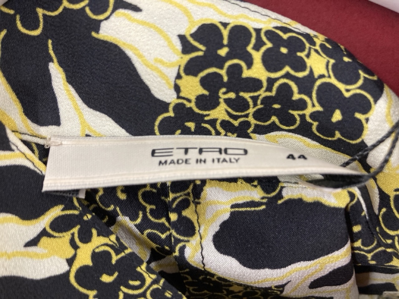Lot 324  
            Edinburgh SR20 - Delivery Only 

                
ETRO HALTER FLORAL PRINT BLOUSE IN YELLOW SILK SIZE 44: LOCATION - RAIL 1