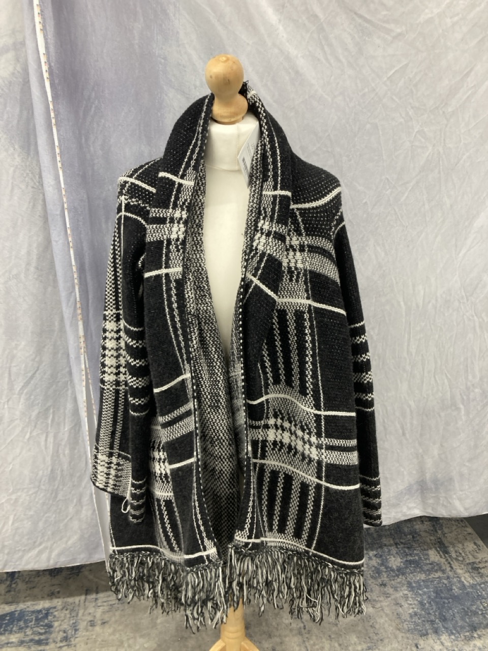 Lot 325  
            Edinburgh SR20 - Delivery Only 

                
MAJE CHECKED FRINGED PONCHO WRAP IN MULTICOLOR NYLON AND ANGORA BLEND NO SIZE : L...