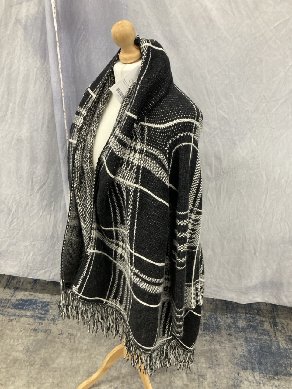 Lot 325  
            Edinburgh SR20 - Delivery Only 

                
MAJE CHECKED FRINGED PONCHO WRAP IN MULTICOLOR NYLON AND ANGORA BLEND NO SIZE : L...
