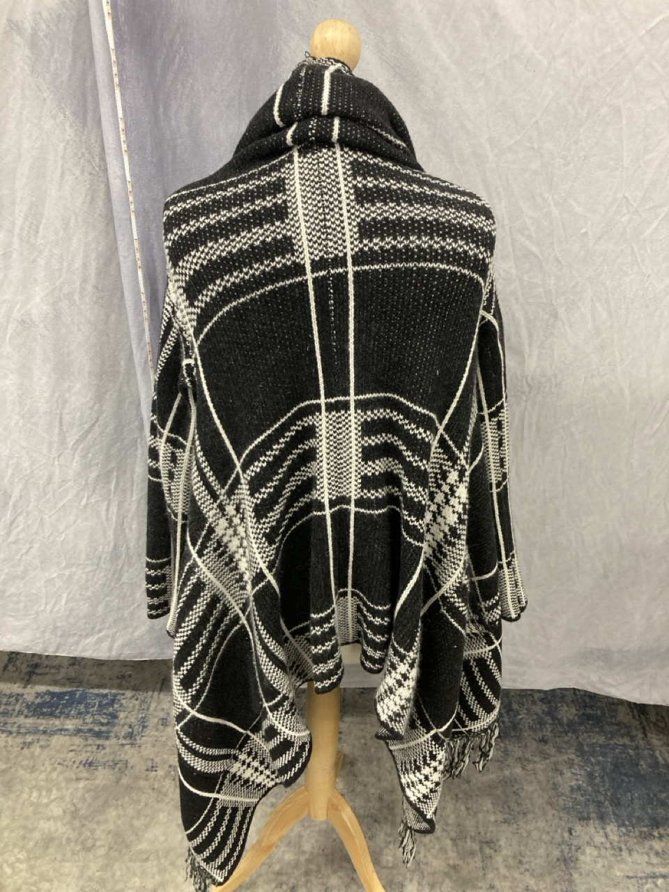 Lot 325  
            Edinburgh SR20 - Delivery Only 

                
MAJE CHECKED FRINGED PONCHO WRAP IN MULTICOLOR NYLON AND ANGORA BLEND NO SIZE : L...