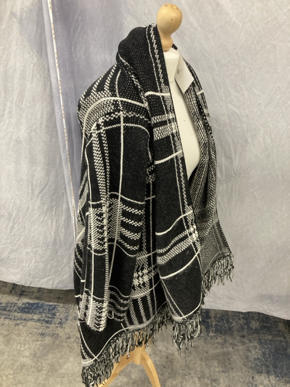 Lot 325  
            Edinburgh SR20 - Delivery Only 

                
MAJE CHECKED FRINGED PONCHO WRAP IN MULTICOLOR NYLON AND ANGORA BLEND NO SIZE : L...