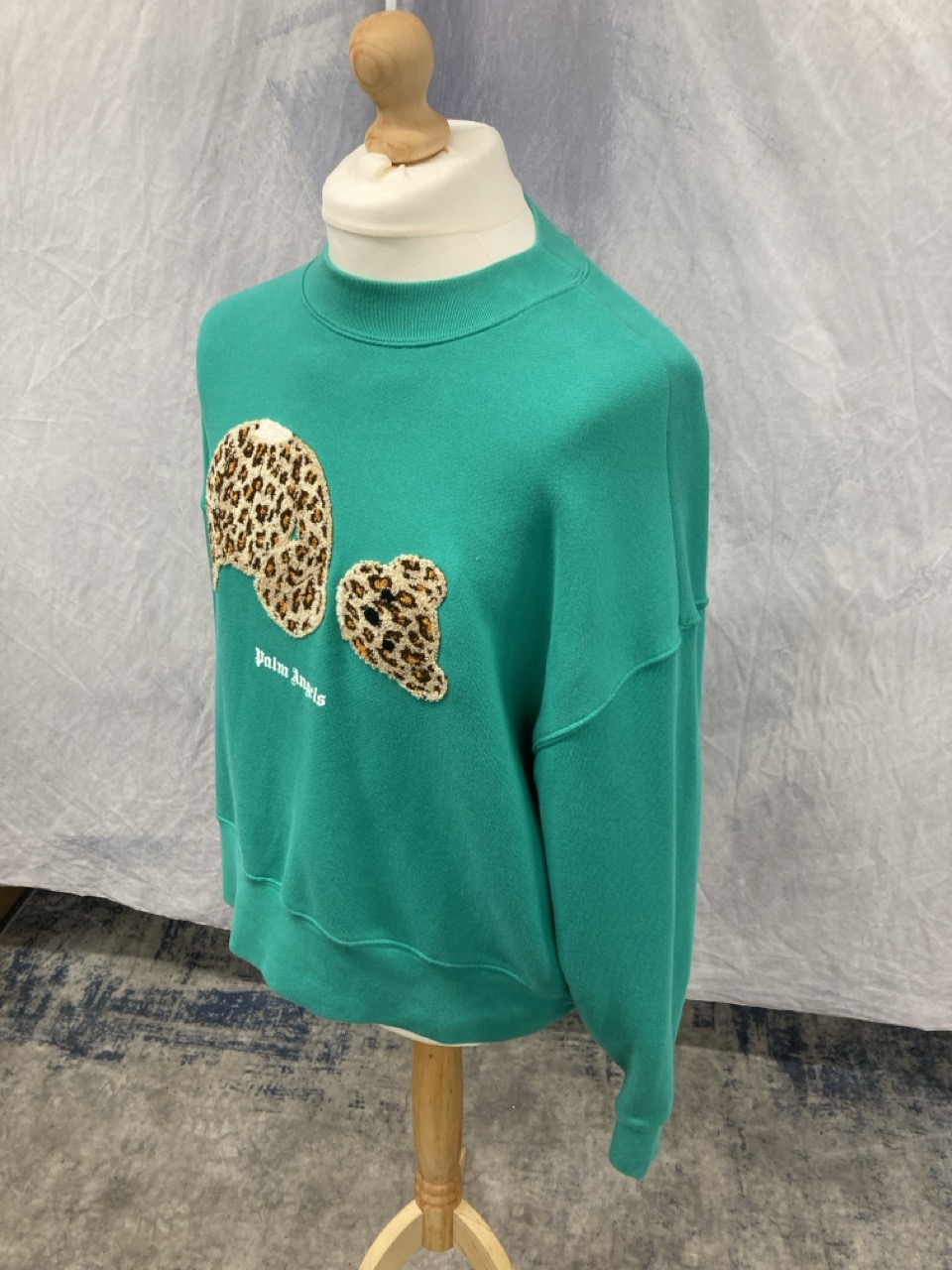 Lot 326  
            Edinburgh SR20 - Delivery Only 

                
PALM ANGELS LEOPARD BEAR SWEATSHIRT IN GREEN COTTON SIZE XS: LOCATION - RAIL 1