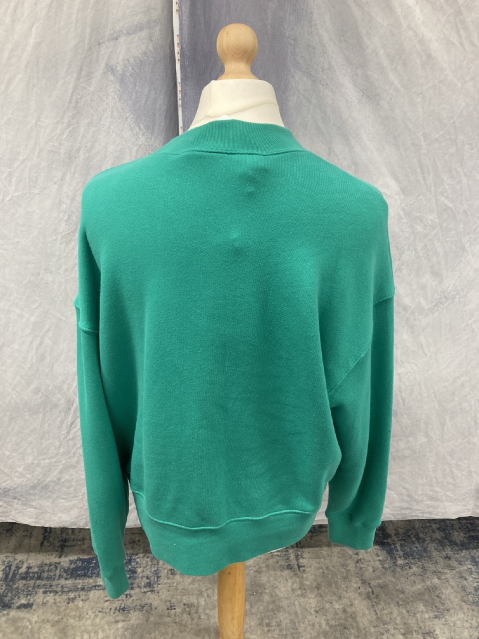 Lot 326  
            Edinburgh SR20 - Delivery Only 

                
PALM ANGELS LEOPARD BEAR SWEATSHIRT IN GREEN COTTON SIZE XS: LOCATION - RAIL 1