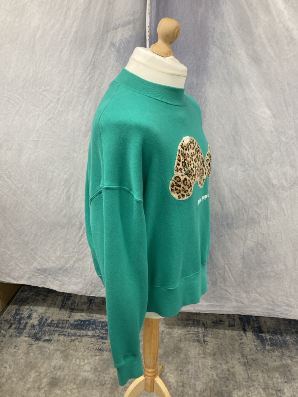 Lot 326  
            Edinburgh SR20 - Delivery Only 

                
PALM ANGELS LEOPARD BEAR SWEATSHIRT IN GREEN COTTON SIZE XS: LOCATION - RAIL 1