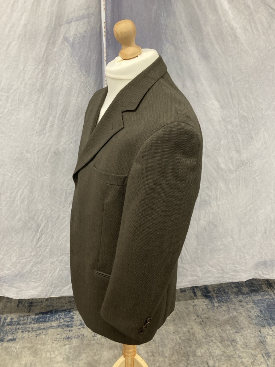 Lot 327  
            Edinburgh SR20 - Delivery Only 

                
BOSS BY HUGO BOSS BLAZER IN BROWN WOOL NO SIZE : LOCATION - RAIL 1