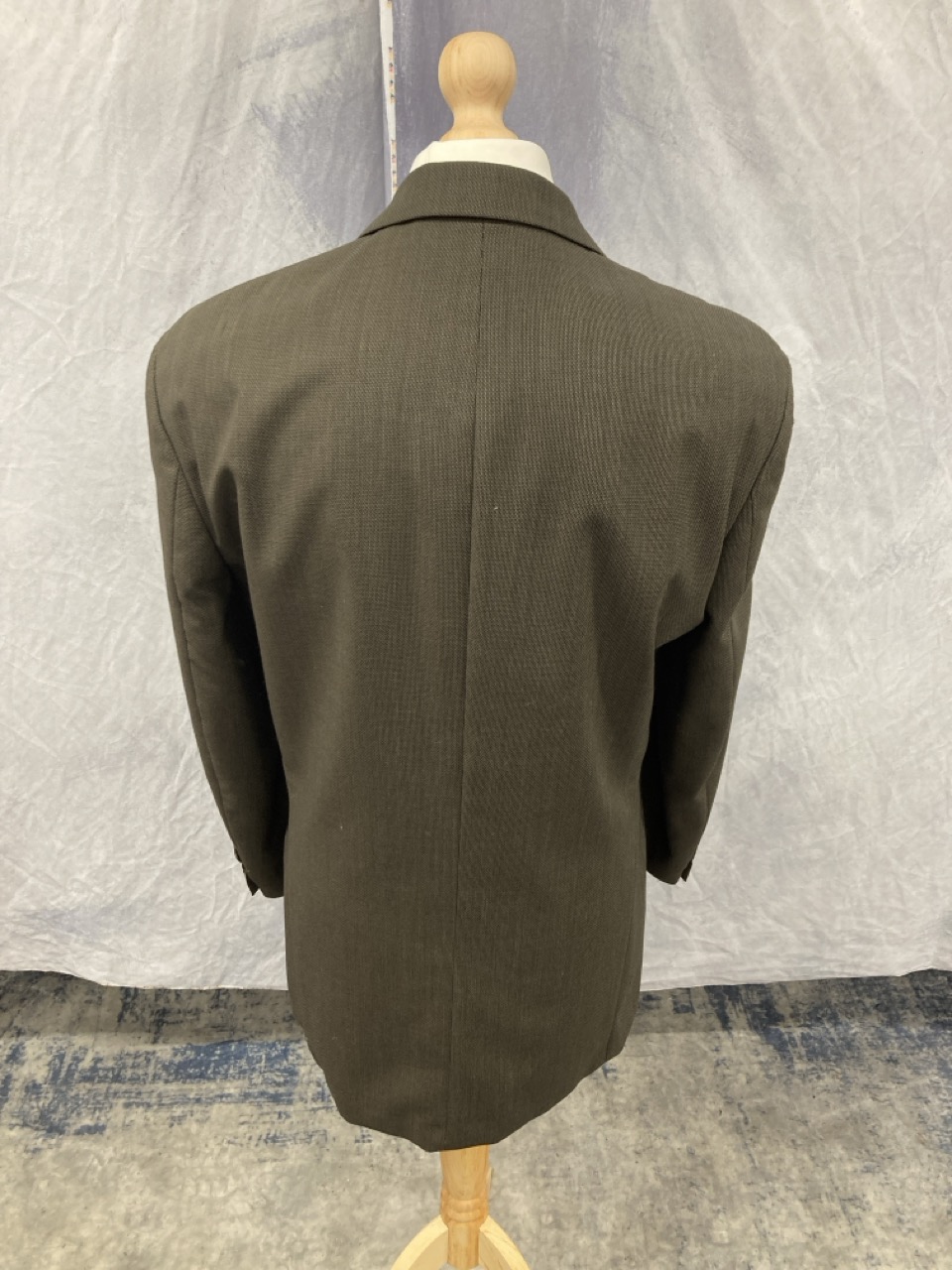 Lot 327  
            Edinburgh SR20 - Delivery Only 

                
BOSS BY HUGO BOSS BLAZER IN BROWN WOOL NO SIZE : LOCATION - RAIL 1