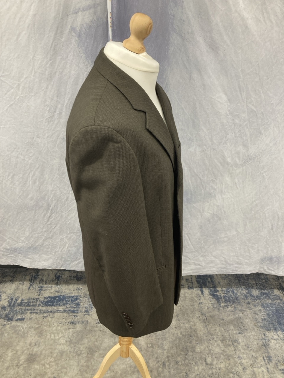 Lot 327  
            Edinburgh SR20 - Delivery Only 

                
BOSS BY HUGO BOSS BLAZER IN BROWN WOOL NO SIZE : LOCATION - RAIL 1