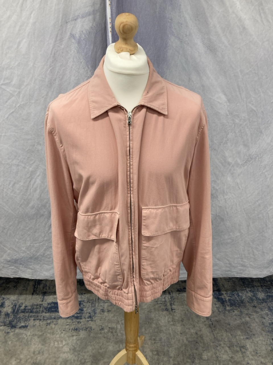 Lot 328  
            Edinburgh SR20 - Delivery Only 

                
MR. P BLOUSON JACKET IN PINK COTTON NO SIZE : LOCATION - RAIL 1