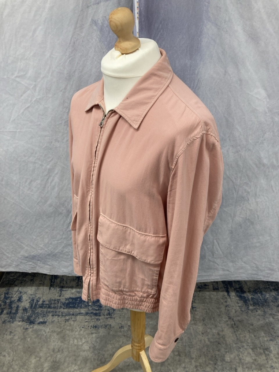 Lot 328  
            Edinburgh SR20 - Delivery Only 

                
MR. P BLOUSON JACKET IN PINK COTTON NO SIZE : LOCATION - RAIL 1