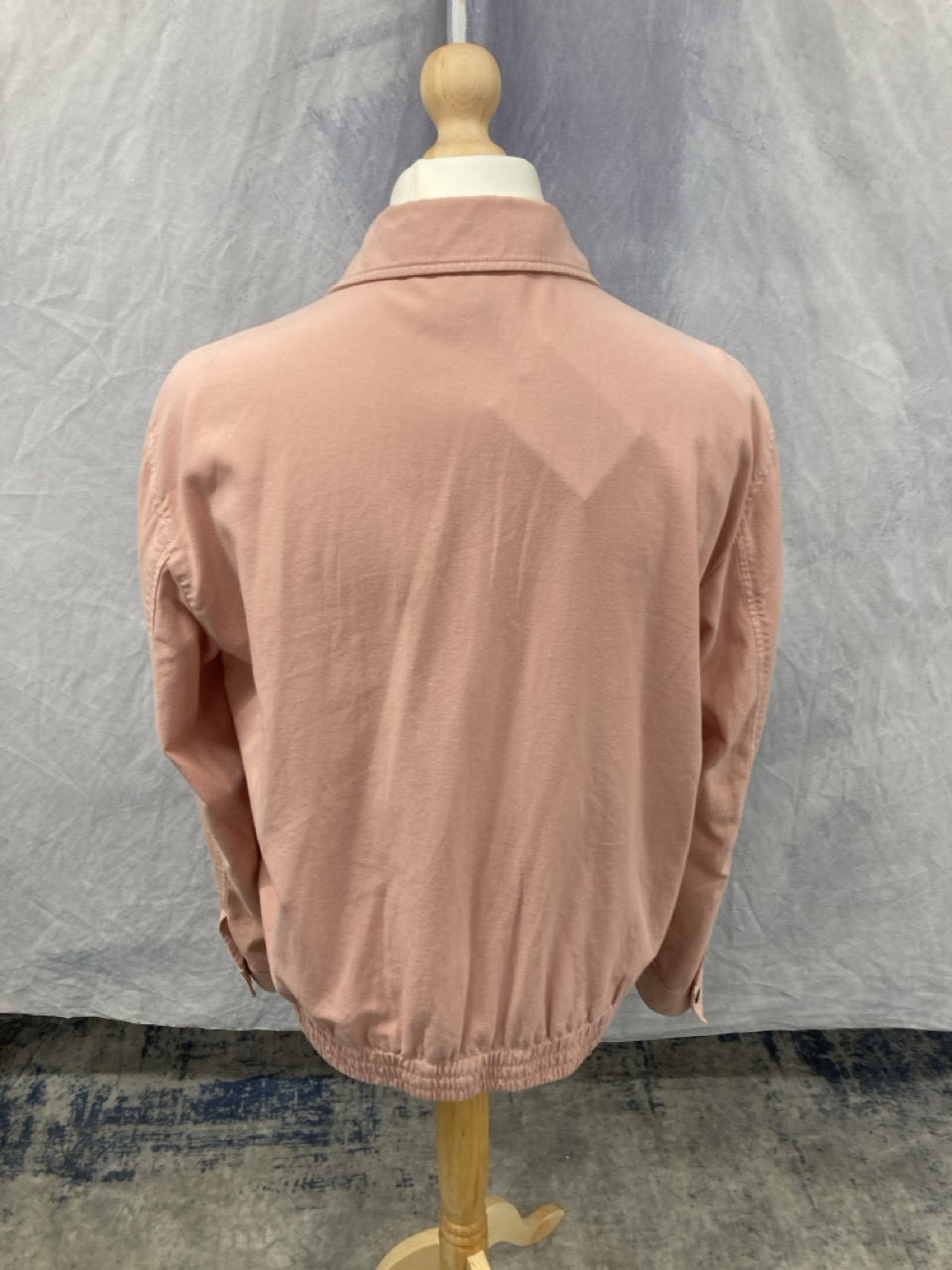 Lot 328  
            Edinburgh SR20 - Delivery Only 

                
MR. P BLOUSON JACKET IN PINK COTTON NO SIZE : LOCATION - RAIL 1