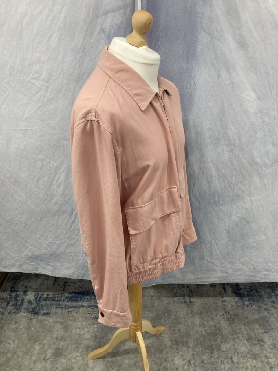 Lot 328  
            Edinburgh SR20 - Delivery Only 

                
MR. P BLOUSON JACKET IN PINK COTTON NO SIZE : LOCATION - RAIL 1