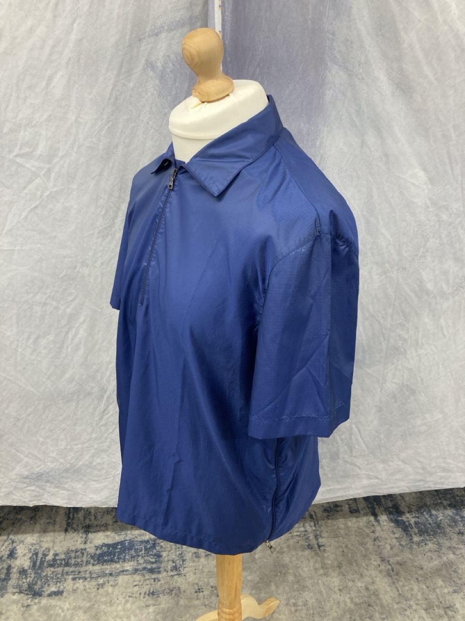 Lot 329  
            Edinburgh SR20 - Delivery Only 

                
PRADA SPORT SHORT SLEEVE OVERSHIRT IN BLUE NYLON NO SIZE : LOCATION - RAIL 1