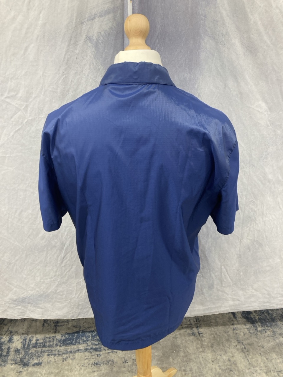Lot 329  
            Edinburgh SR20 - Delivery Only 

                
PRADA SPORT SHORT SLEEVE OVERSHIRT IN BLUE NYLON NO SIZE : LOCATION - RAIL 1