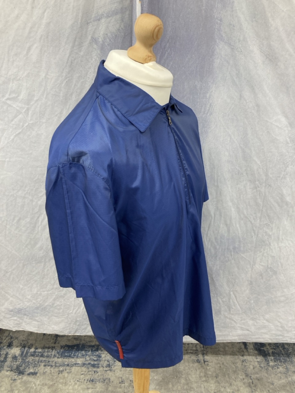 Lot 329  
            Edinburgh SR20 - Delivery Only 

                
PRADA SPORT SHORT SLEEVE OVERSHIRT IN BLUE NYLON NO SIZE : LOCATION - RAIL 1