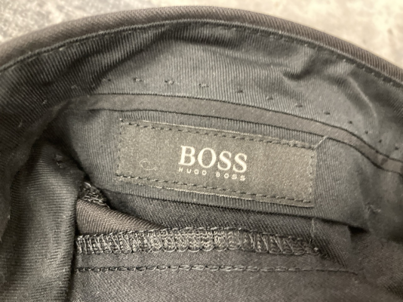 Lot 330  
            Edinburgh SR20 - Delivery Only 

                
HUGO BOSS TAILORED TROUSERS IN BLACK WOOL SIZE UK 46: LOCATION - RAIL 1