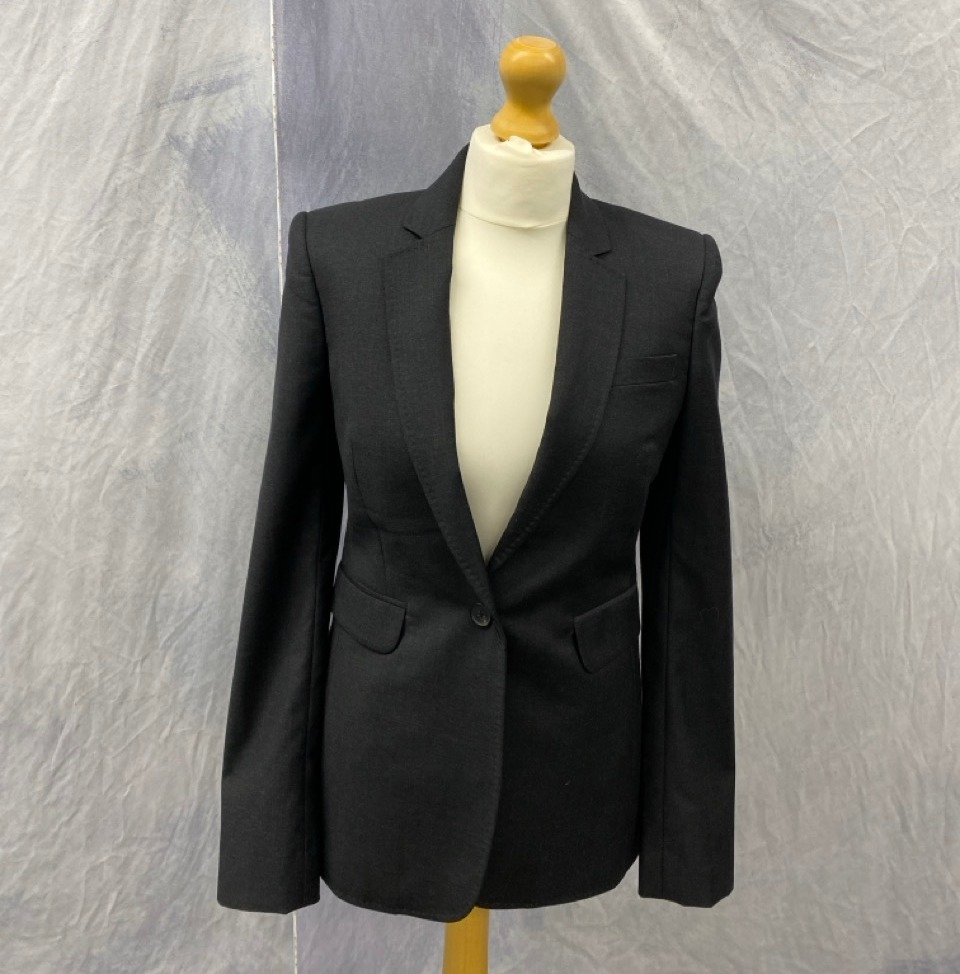 Lot 38  
            Edinburgh SR20 - Delivery Only 

                
JOSEPH TAILORED SLIM FIT BLAZER IN GREY WOOL SIZE 36: LOCATION - RAIL 3