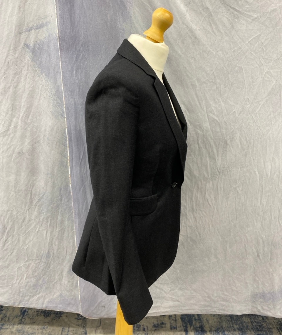 Lot 38  
            Edinburgh SR20 - Delivery Only 

                
JOSEPH TAILORED SLIM FIT BLAZER IN GREY WOOL SIZE 36: LOCATION - RAIL 3