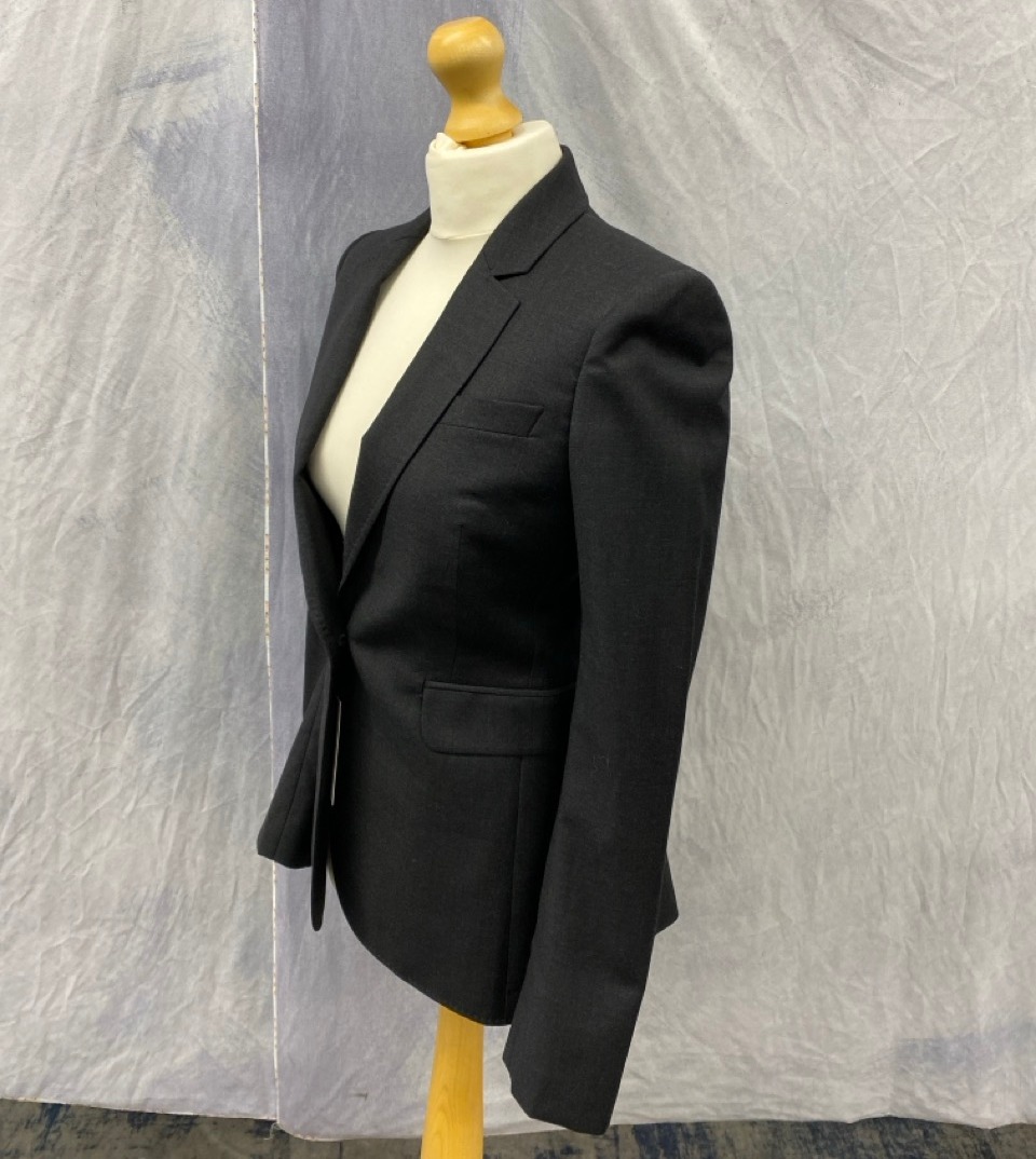Lot 38  
            Edinburgh SR20 - Delivery Only 

                
JOSEPH TAILORED SLIM FIT BLAZER IN GREY WOOL SIZE 36: LOCATION - RAIL 3