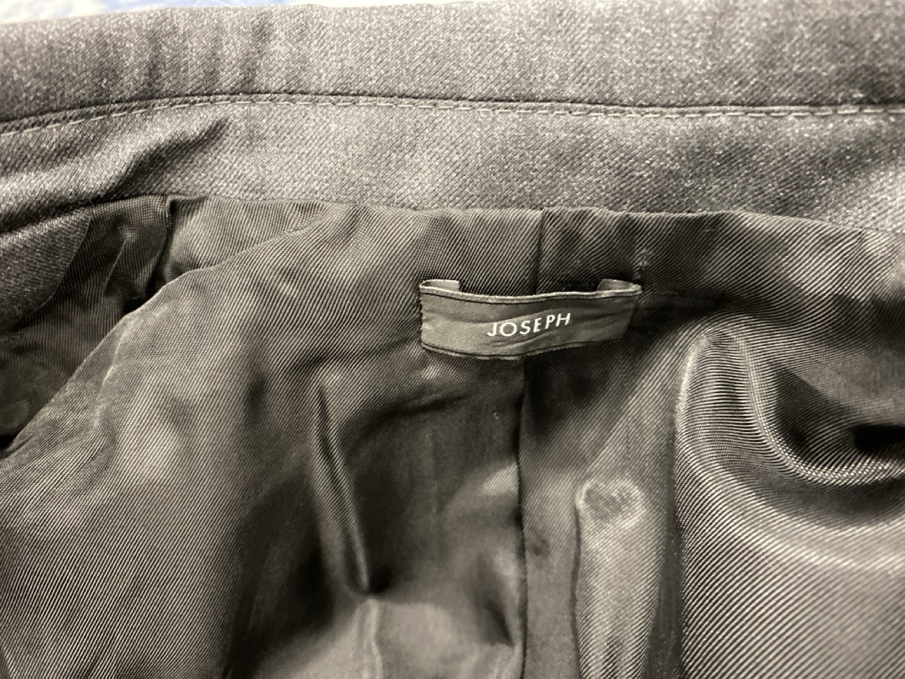 Lot 38  
            Edinburgh SR20 - Delivery Only 

                
JOSEPH TAILORED SLIM FIT BLAZER IN GREY WOOL SIZE 36: LOCATION - RAIL 3