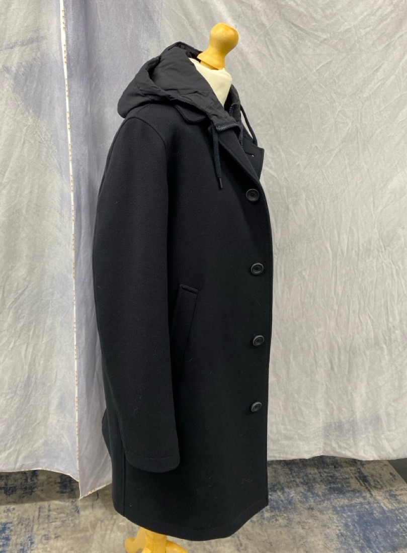 Lot 39  
            Edinburgh SR20 - Delivery Only 

                
HERNO CAR COAT WITH HOODED JACKET GILET IN BLACK WOOL SIZE 48: LOCATION - RAIL 3