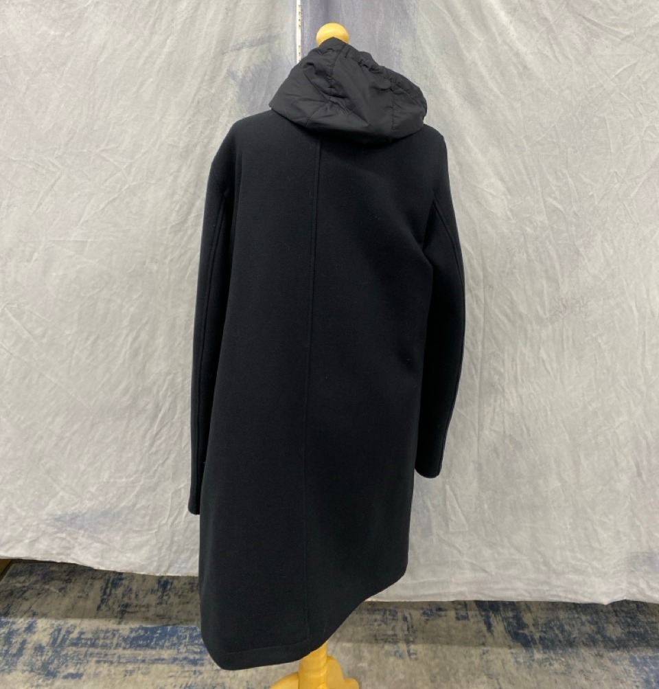Lot 39  
            Edinburgh SR20 - Delivery Only 

                
HERNO CAR COAT WITH HOODED JACKET GILET IN BLACK WOOL SIZE 48: LOCATION - RAIL 3