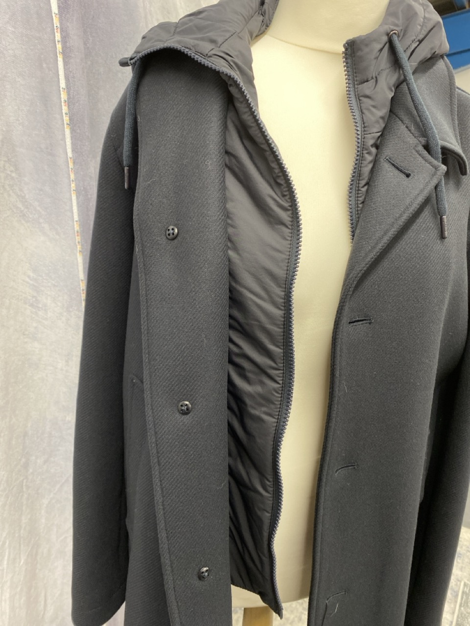 Lot 39  
            Edinburgh SR20 - Delivery Only 

                
HERNO CAR COAT WITH HOODED JACKET GILET IN BLACK WOOL SIZE 48: LOCATION - RAIL 3