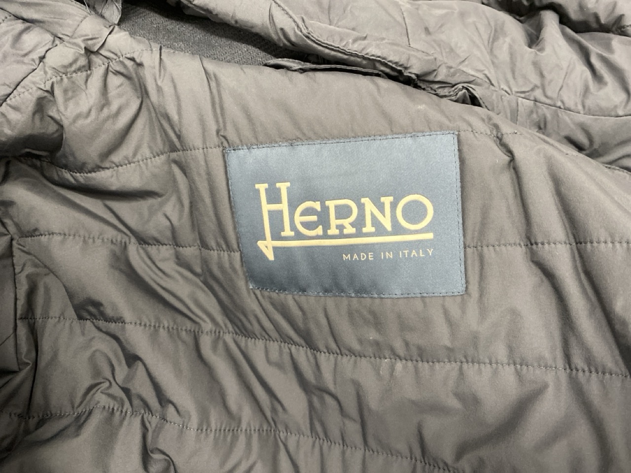 Lot 39  
            Edinburgh SR20 - Delivery Only 

                
HERNO CAR COAT WITH HOODED JACKET GILET IN BLACK WOOL SIZE 48: LOCATION - RAIL 3